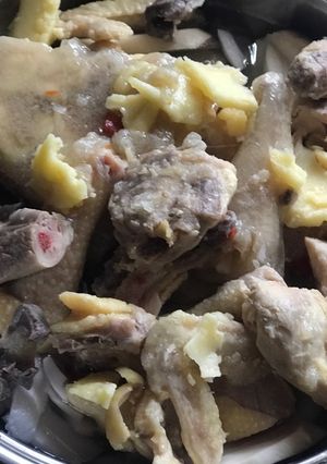 Hình của món Gà nấu dừa.