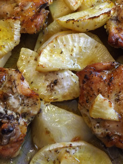 Una foto de Pollo y nabos asados a la cúrcuma