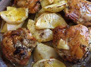 Una foto de Pollo y nabos asados a la cúrcuma