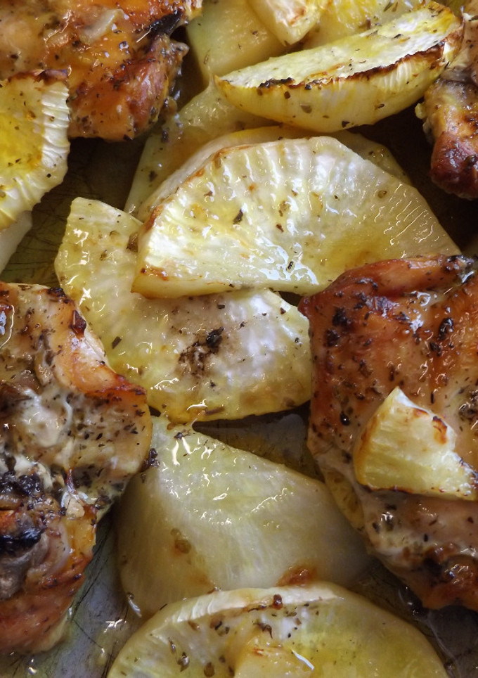 Una foto de Pollo y nabos asados a la cúrcuma