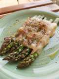 Espárragos con jamón y emmental gratinado