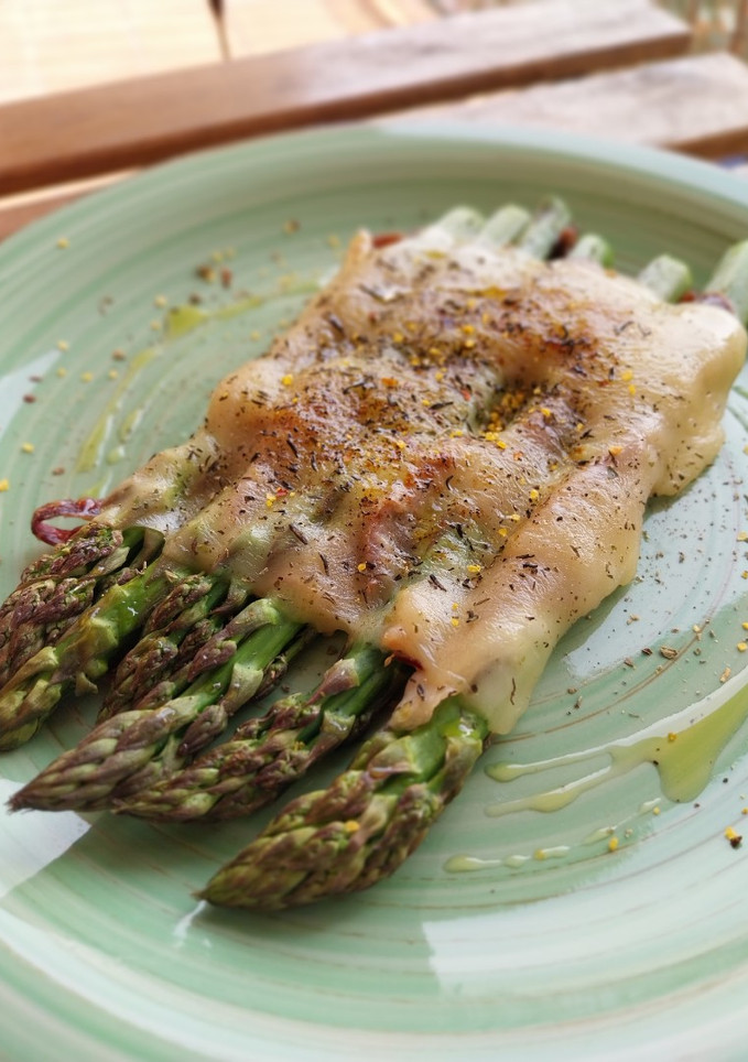 Una foto de Espárragos con jamón y emmental gratinado