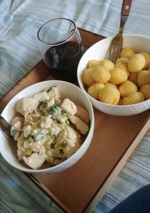 Una foto de Pollo al verdeo con papas noisette 🍗