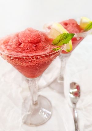 Una foto de Cóctel granizado de sandía y ginebra