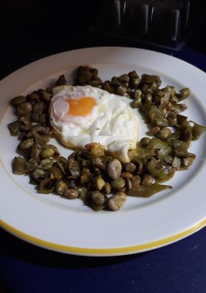 Una foto de Habas fritas con cebolleta