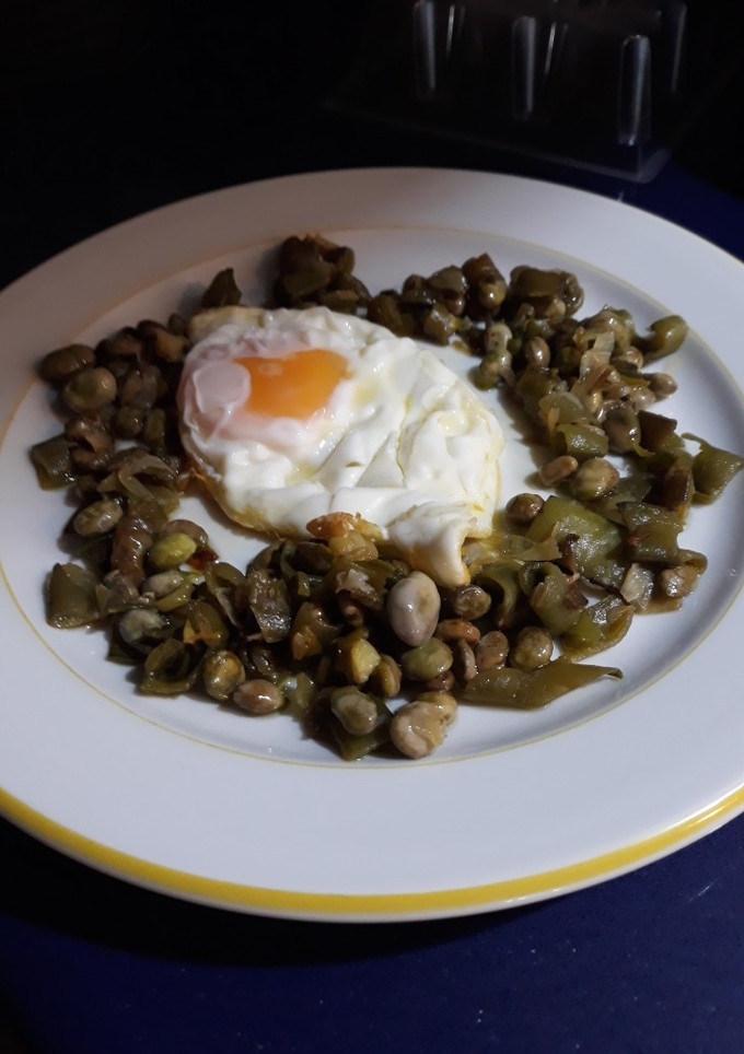Una foto de Habas fritas con cebolleta