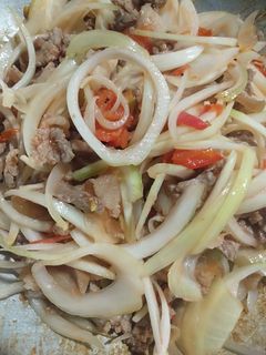 Hình của món Bò xào hành tây cà chua.