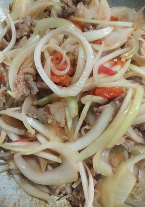 Hình của món Bò xào hành tây cà chua.