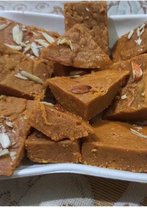 बेसन बर्फी (besan barfi recipe in Hindi) रेसिपी मुख्य फोटो