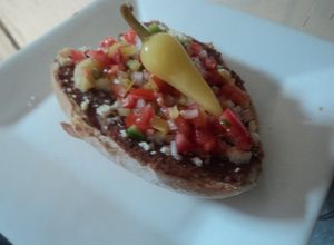 Una foto de Molletes navideños de chile güero las Correa para desayuno