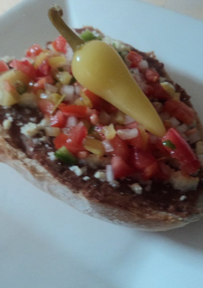 Una foto de Molletes navideños de chile güero las Correa para desayuno