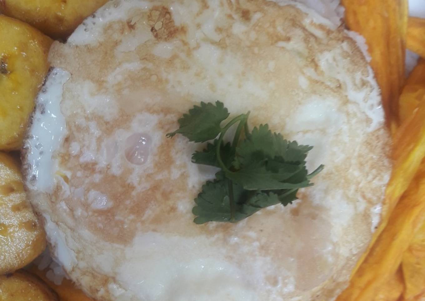 Huevo frito con arroz blanco, bastones de camote y bananas🇵🇪