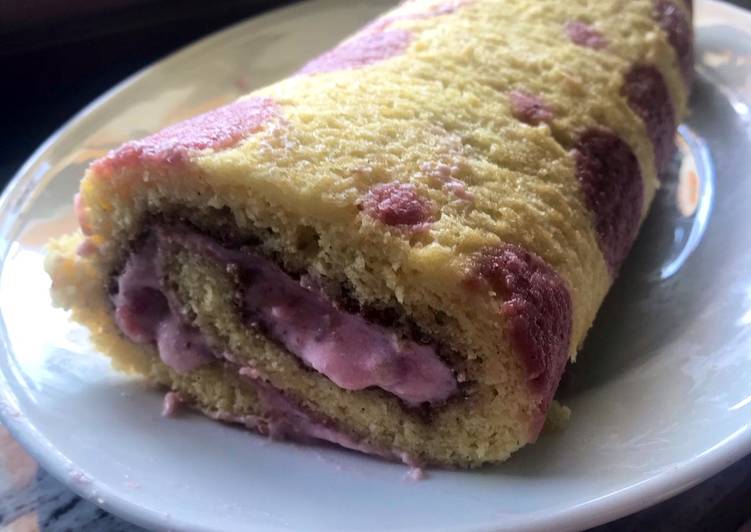 Rotolo alla vaniglia e crema di fragole