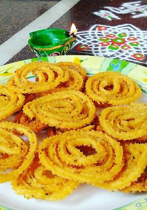 चकली / चाकरी (Chakli / chakri recipe in hindi) रेसिपी मुख्य फोटो