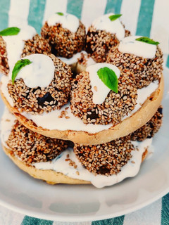 Foto di Tart di frise con salsa allo yogurt e polpette di melanzane