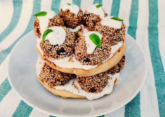 Tart di frise con salsa allo yogurt e polpette di melanzane