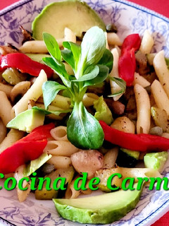 Una foto de Salteado de calabacín, champiñones y macarrones con aguacate