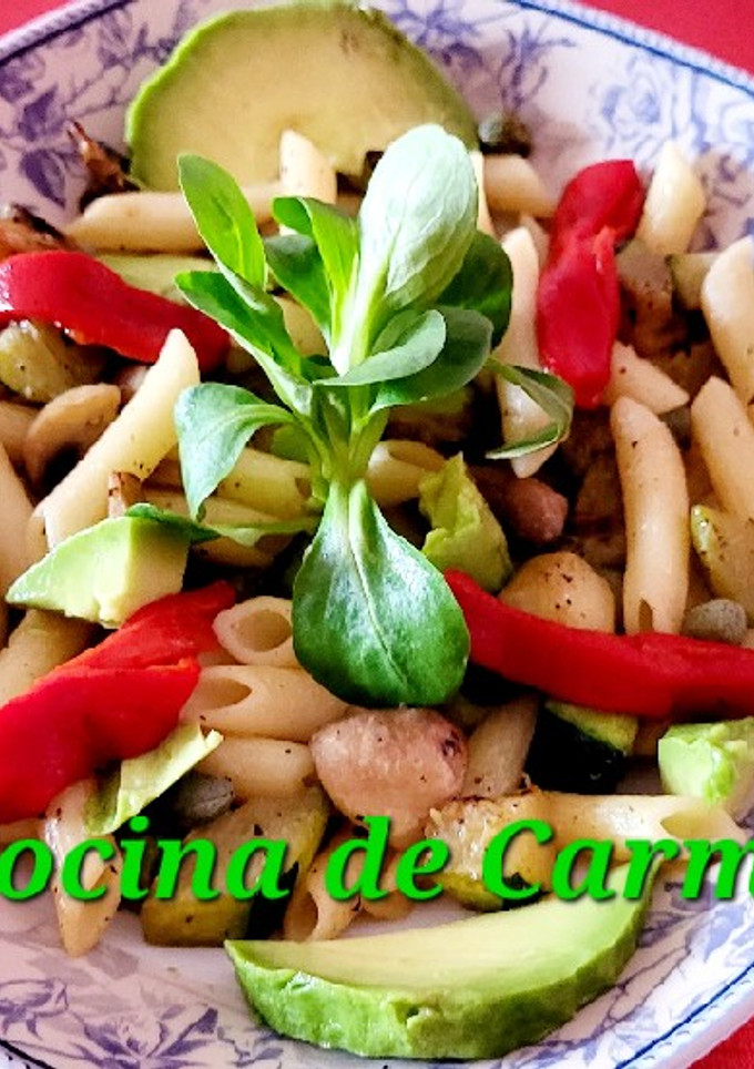 Una foto de Salteado de calabacín, champiñones y macarrones con aguacate
