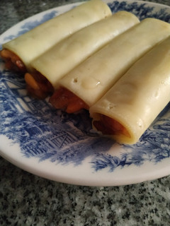Una foto de Rollos de queso y membrillo