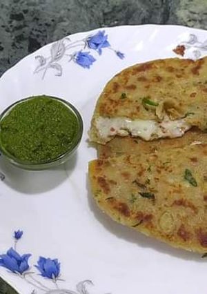 आलू चीज़ पराठा (aloo cheese paratha recipe in Hindi) रेसिपी मुख्य फोटो