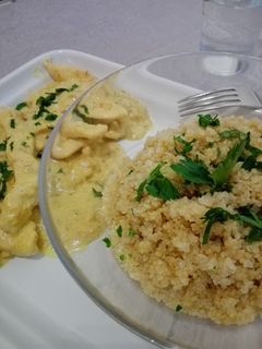 Una foto de Quinoa y pollo en salsa curry