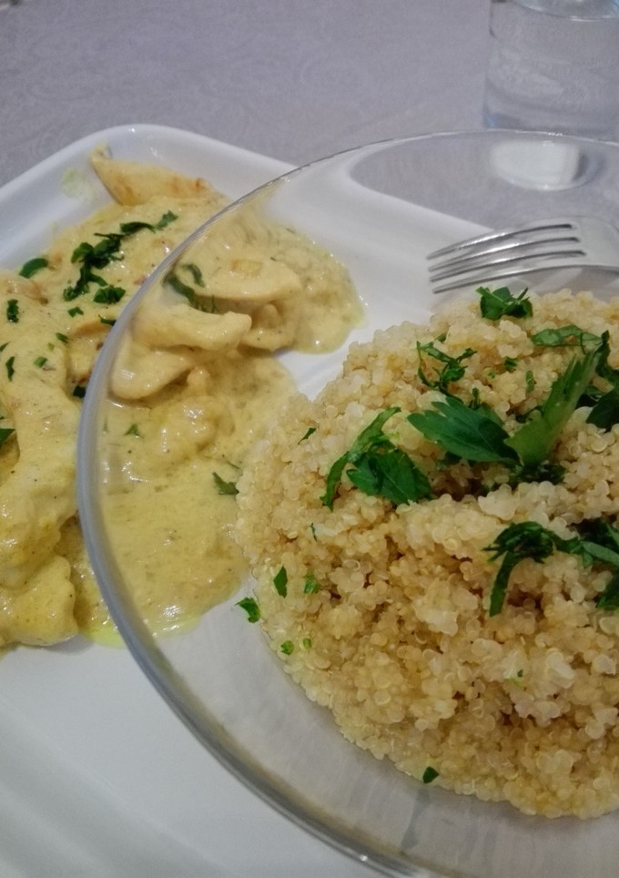 Una foto de Quinoa y pollo en salsa curry