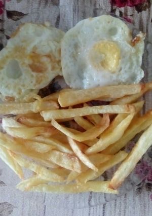 Una foto de Papas con huevos.🍟🌕
