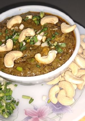 લીલા લસણ અને કાજુ નું શાક (Lila Lasan Kaju Shak Recipe In Gujarati) રેસીપી મુખ્ય ફોટો