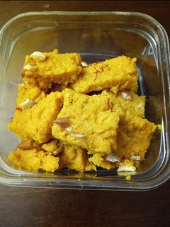 મેંગો કલાકંદ (Mango Kalakand Recipe In Gujarati) રેસીપી મુખ્ય ફોટો