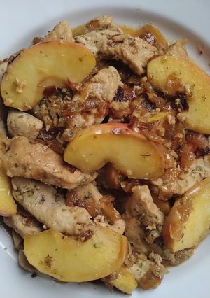 A picture of Pork with apple and onion.
