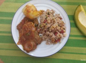 Una foto de Arroz base, con carne en salsa