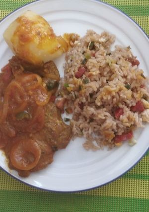 Una foto de Arroz base, con carne en salsa