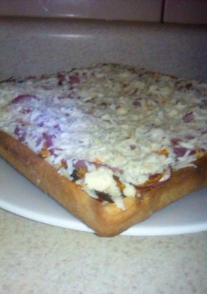 Una foto de Pizza 3 quesos con vegetales mediana