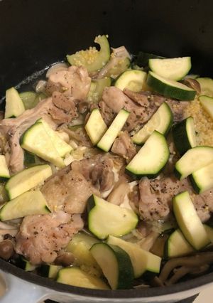 櫛瓜雞肉佐小米(鑄鐵鍋版) 的食譜成品照片