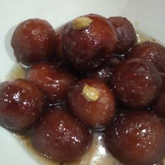 A picture of Gulab Jamun.