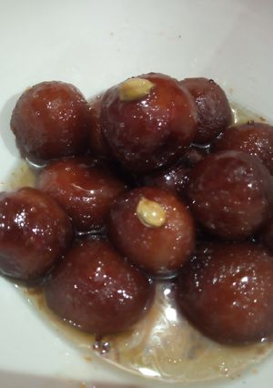 A picture of Gulab Jamun.