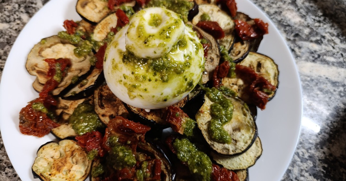 Berenjena con burrata y tomate seco