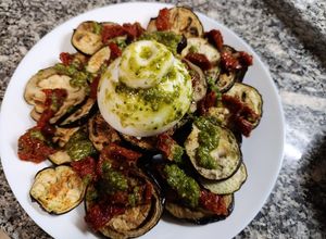 Foto principal de Berenjena asada con burrata, pesto y tomate seco