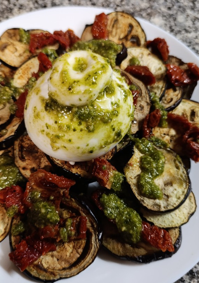 Una foto de Berenjena asada con burrata, pesto y tomate seco