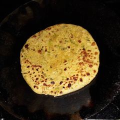 A picture of Mooli ke parathe.