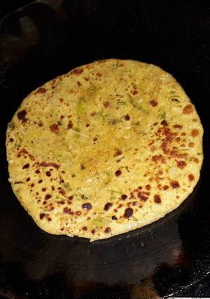 A picture of Mooli ke parathe.