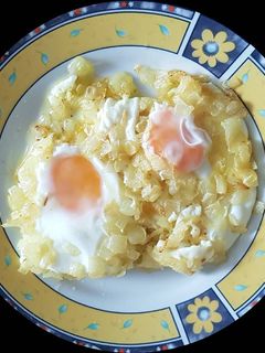Una foto de Huevos fritos con cebolla
