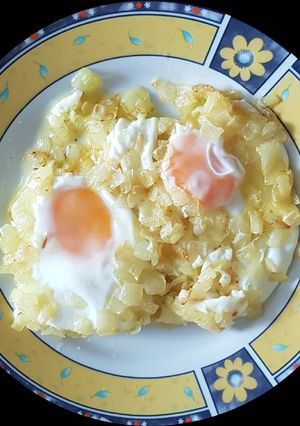 Una foto de Huevos fritos con cebolla