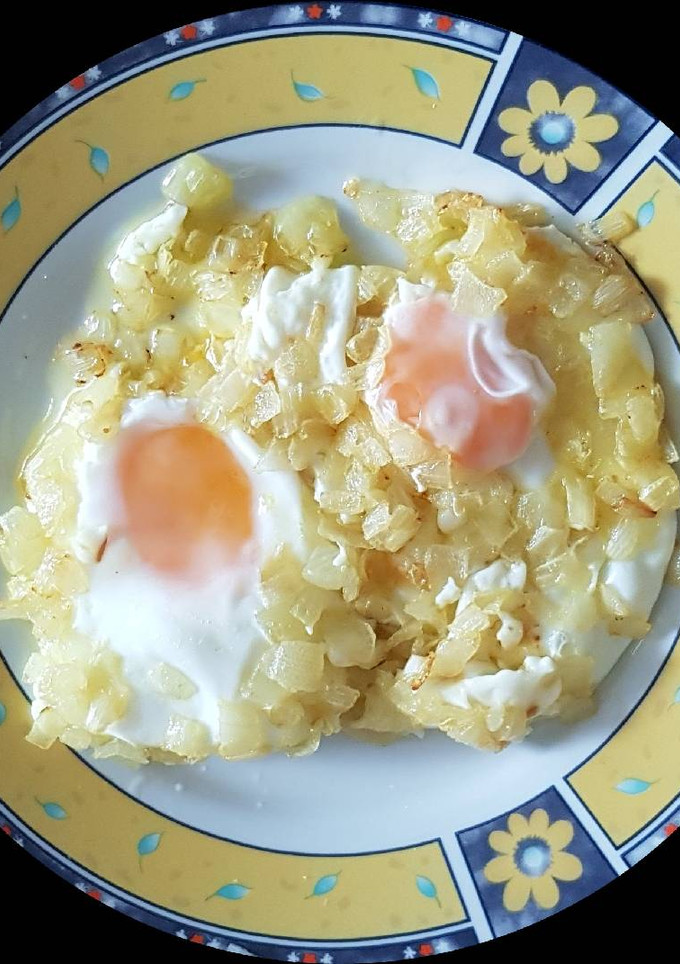 Una foto de Huevos fritos con cebolla
