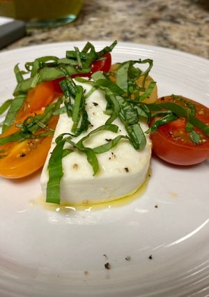 A picture of Fine Caprese Salad.
