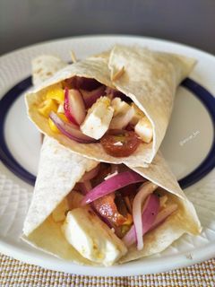 Una foto de Fajitas vegetales tex-mex con queso feta