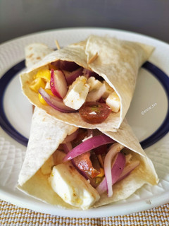 Una foto de Fajitas vegetales tex-mex con queso feta