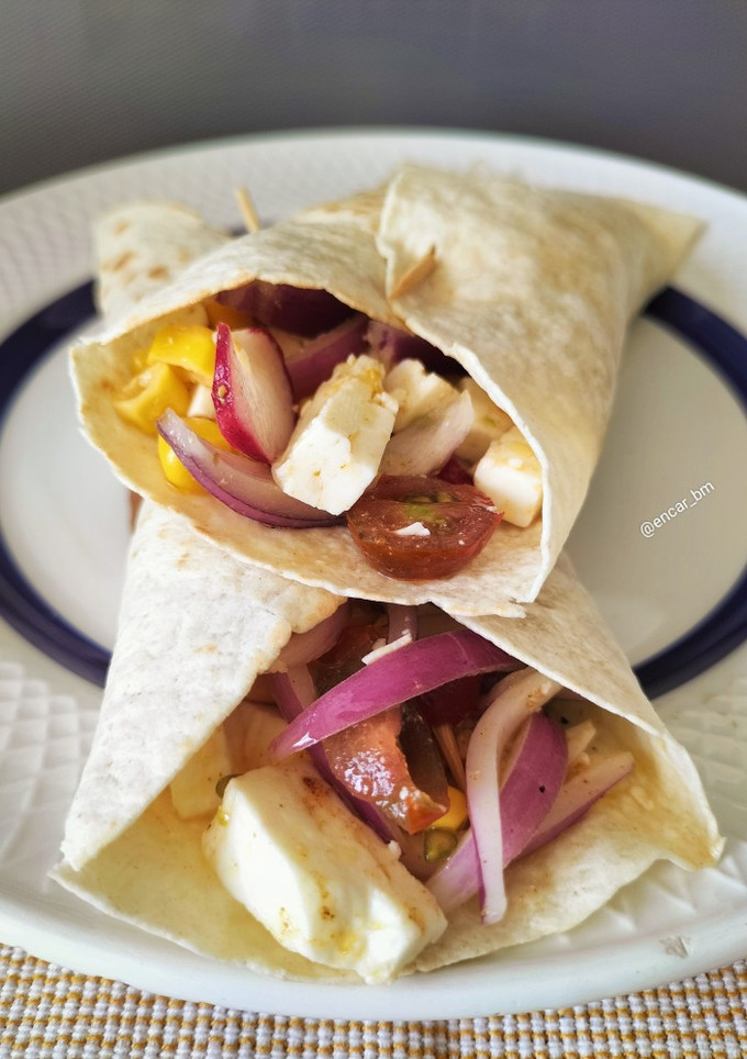 Una foto de Fajitas vegetales tex-mex con queso feta