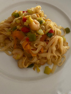 Una foto de Noodles de arroz con gambas y verduras