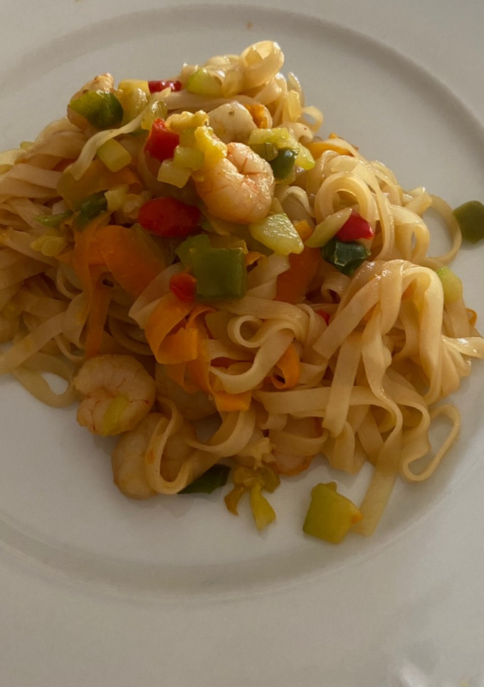Una foto de Noodles de arroz con gambas y verduras